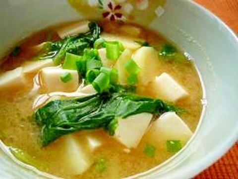 豆腐と新じゃがいもとほうれん草の味噌汁